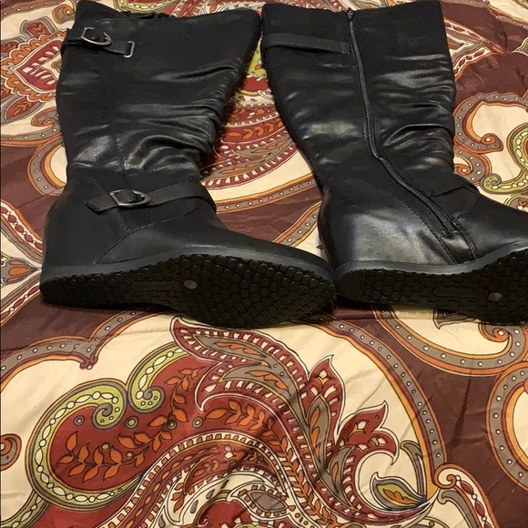 Black boots - Picture 1 of 1